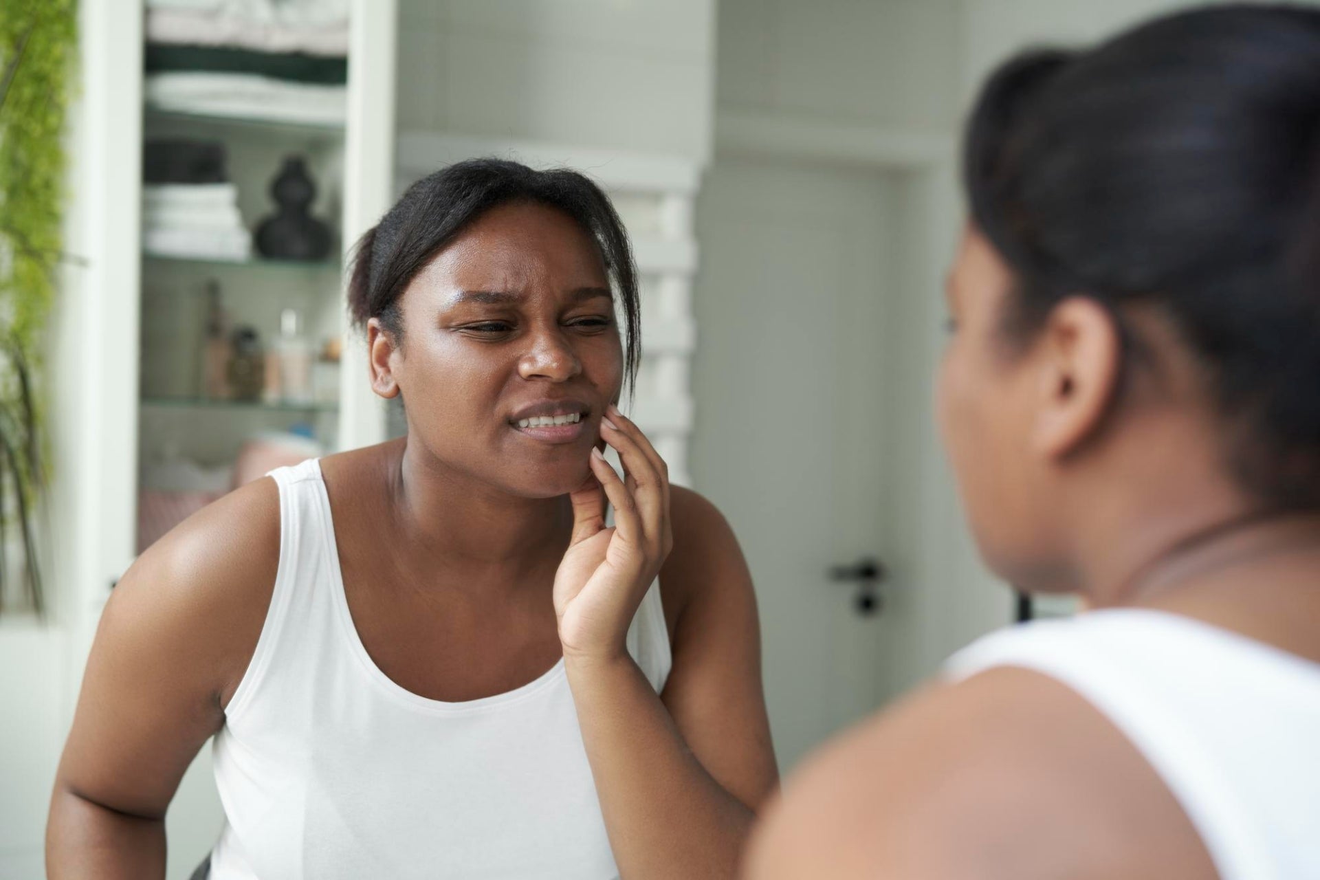 How Do I Know if I Grind My Teeth? Top Signs and Symptoms - Happy Sleep
